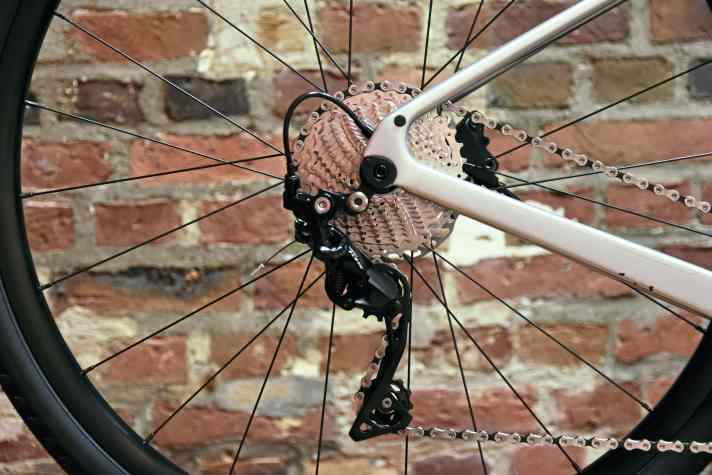Sportlich & wertig: die Shimano-105er-Rennradgruppe inkl. zugehöriger Kassette und Umwerfer.
