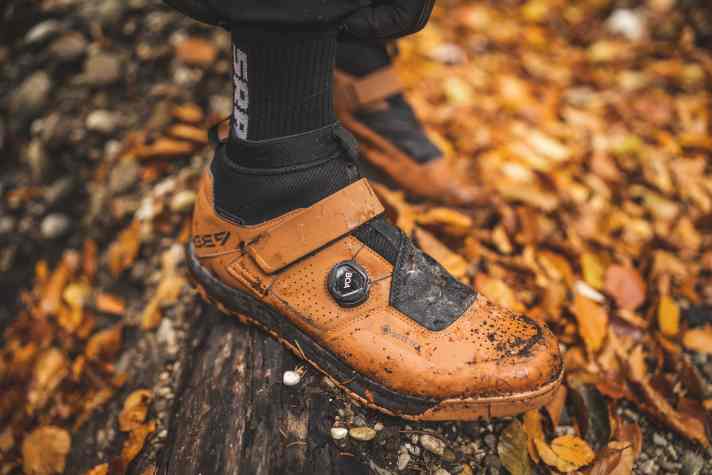 Im Vergleich zu echten Winterschuhen ist der Schaft nicht ultimativ hoch gezogen und liegt auch nicht wirklich eng an. Kälte und Feuchtigkeit haben also etwas mehr Chance, von oben reinzukriechen.