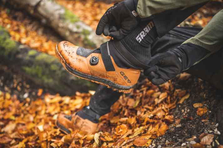 Die Haltelaschen erleichtern den Einstieg in den sockenartigen Schaft.