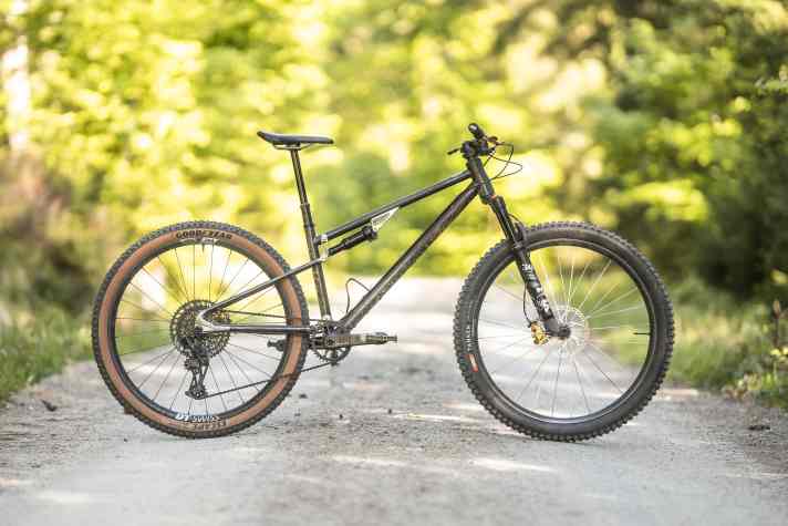 Die Eckdaten des Huhn Chabo: 130 Millimeter Federweg an der Gabel, 120 Millimeter im Heck und 29er Laufräder. Den Fakten nach also ein sportliches Trail- oder Down-Country-Bike.