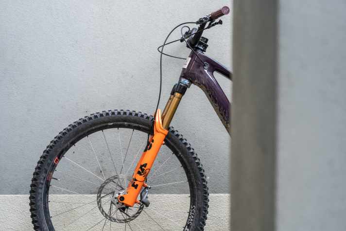 Präzision zum Nachspüren: Auf ruppigen Wurzelteppichen bleibt die Front stabil und definiert – kein Wabern, kein Wegtauchen.