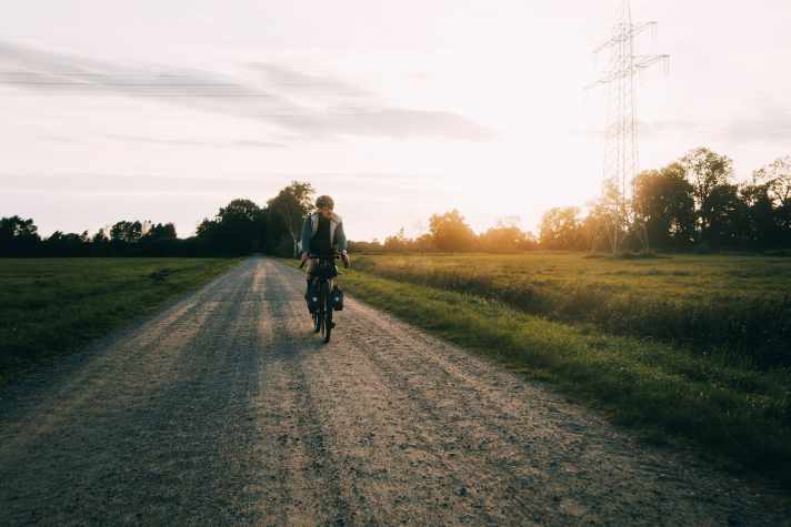 Gravel und Alltagsfahrten sind das angestammte Einsatzgebiet des neuen Rose Hobo mit Stahlrahmen, Dropbar und 650B-Laufrädern.