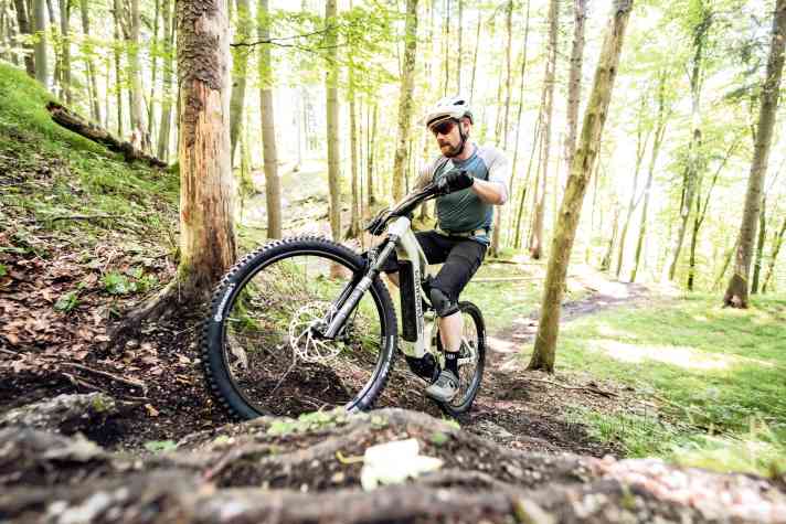 Schwierige Uphills werden mit dem Cannondale Moterra 3 zur Spielwiese.