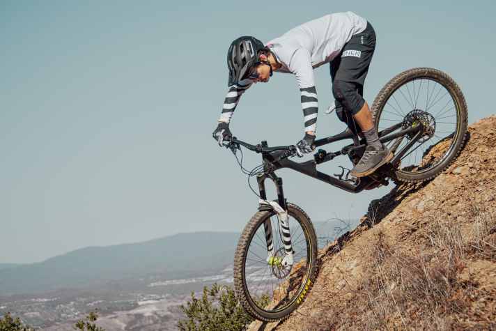 Mit optisch abgestimmter Federgabel und Jersey werden Biker auf dem Trail zum Hingucker.