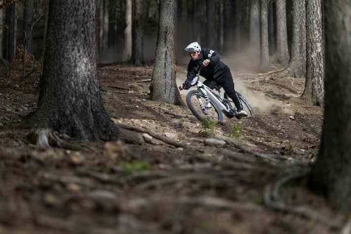 Gabel und Jersey der DVO x Renen Kollektion sind auch einzeln erhältlich.