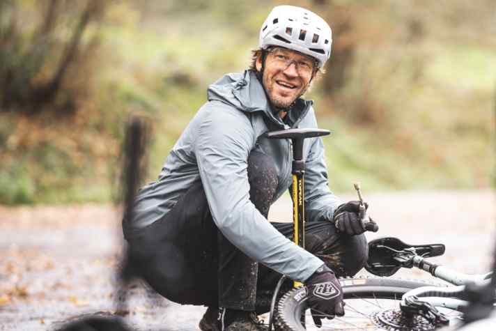 Hat gut Lachen: BIKE Redakteur Florentin Vesenbeckh beim Praxistest. Thema: Die spannendsten Highend E-MTBs der All- Mountain-Klasse.