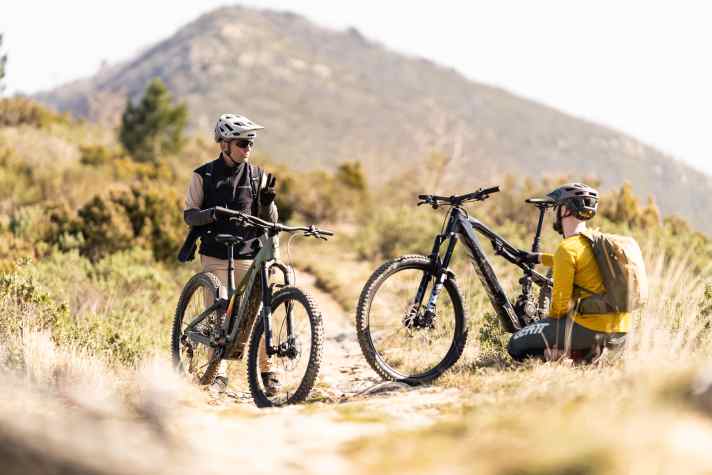 Moustache hat klare Stärken im Uphill, das Scott sichert sich im Test die Wertung als bester Allrounder.