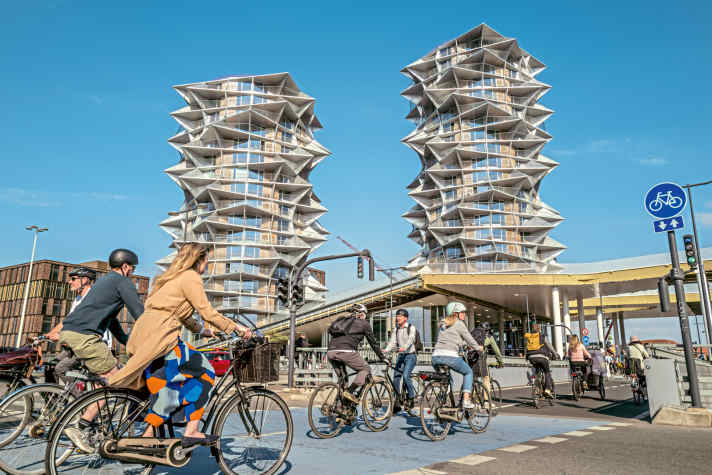 Der Arbeitsweg wird zur Sightseeingtour: Radler fahren am architektonischen Highlight der Stadt ­entlang, den Kaktus Towers.