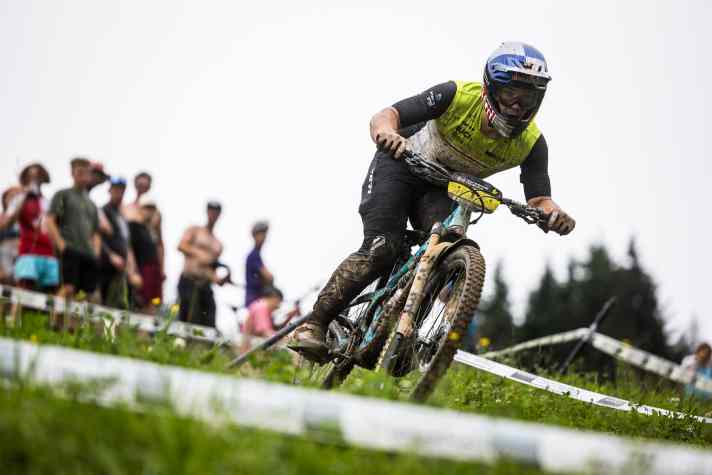 Auch im Enduro konnte der Highroller III schon punkten. Richie Rude gewann bei feuchten Bedingungen den Worldcup in Combloux.