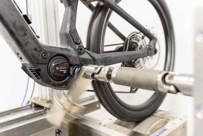 Notorisch schwer zu testen: Der Bosch SX ruft seine volle Leistung und sein volles Drehmoment nur dynamisch ab. Auf dem Prüfstand ist das kaum zu simulieren.