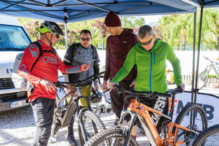 Drei Tage war das EMTB-Team mit den Teilnehmern des EMTB-Camps auf den Trails in Kaltern unterwegs. Das Interesse an  den Test-Bikes war groß, und es wurde viel gefachsimpelt. Eines der Themen: das Gewicht der Bikes. Die 27,6 Kilo des KTM machen sich nicht nur bei Hürden auf dem Weg bemerkbar. Schade, denn die  Geometrie des Macina Kapoho lädt durchaus zum Spielen ein.