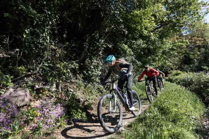 Flow bergauf wie bergab beim Emtb Trailcamp am Kalterer See.