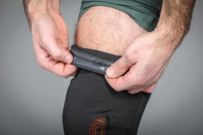 Obwohl Endura mit einem doppelten Silikonband dick aufträgt, hält der Schoner nicht optimal während der Fahrt
