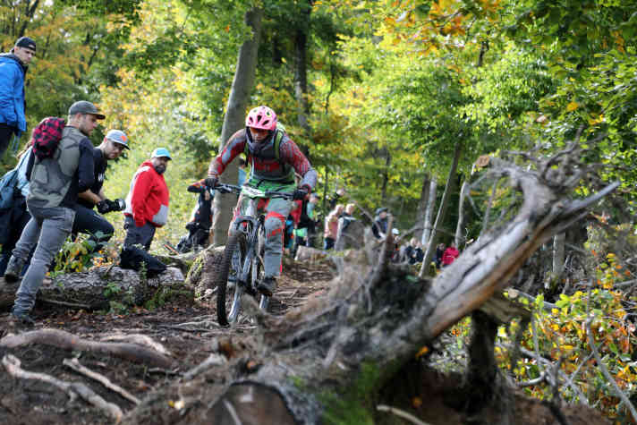 Bis zu 700 Starterinnen und Starter messen sich auf verschiedenen Stages während der Enduro One Serie.