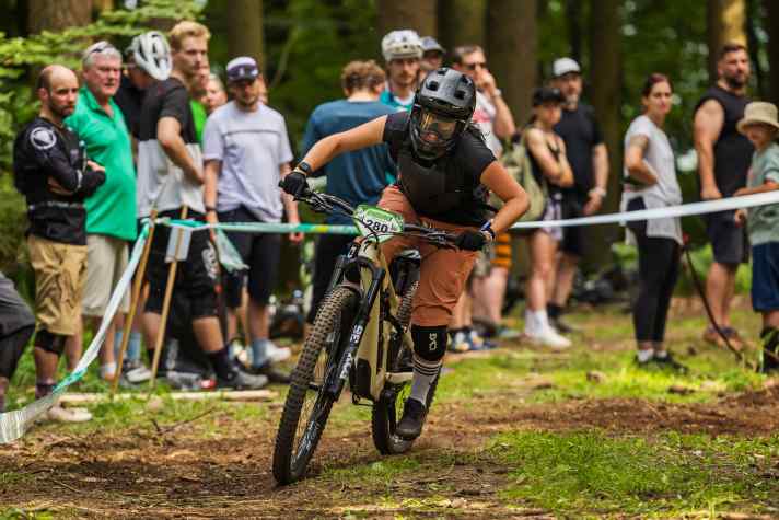 Vermehrt starten auch Frauen bei der Enduro-One-Rennserie, prozentual bleibt der Frauen-Anteil jedoch unter 10 Prozent.