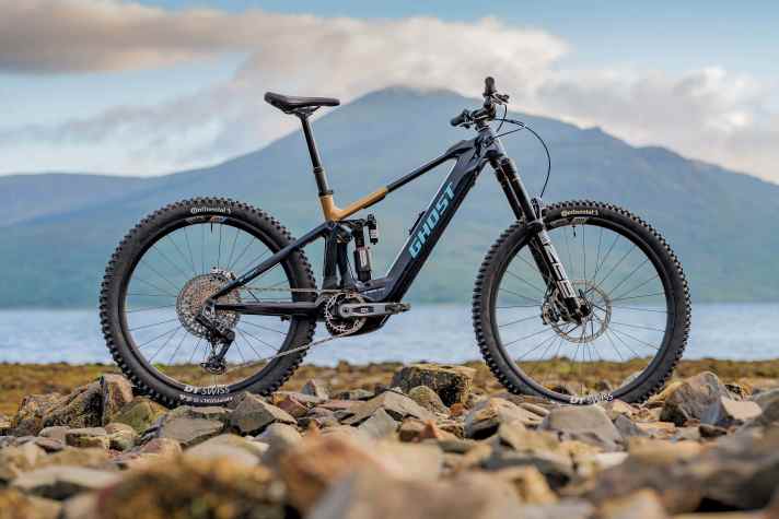 Das E-Riot CF LTD für 10000 Euro ist das Top-Modell. Dafür gibt's Carbon-Laufräder von DT Swiss, ein Rockshox Ultimate-Fahrwerk, Maven-Bremsen und eine GX Transmission. Mit echten 23,47 Kilogramm ist das Bike gemessen an Ausstattung und entnehmbarem Akku trotzdem leicht.