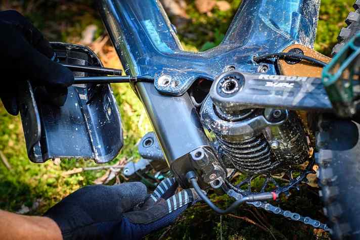 Die spezielle Akku-Entnahme am Haibike Lyke SE. Das geschlossene Unterrohr soll Gewicht sparen. Die Steckverbindungen vom Akku zum Motor sind allerdings nicht für andauerndes An- und Abstöpseln gedacht.