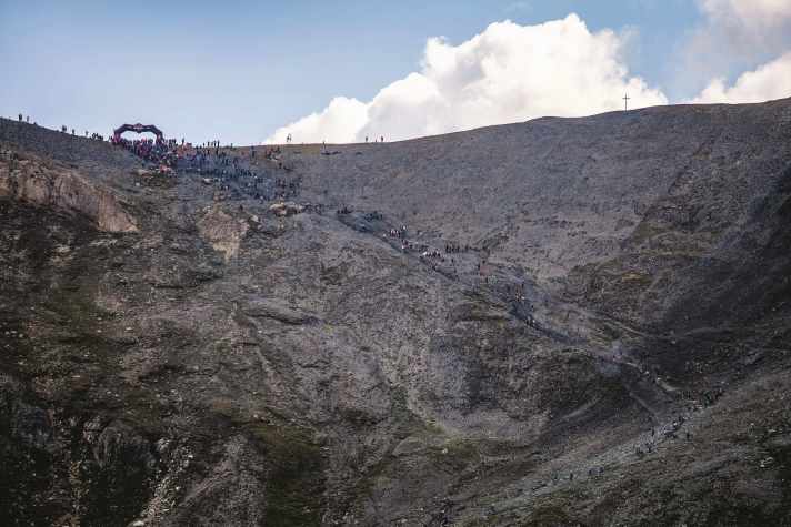 Die Gewaltigkeit der Herausforderung lässt Haare nicht nur vor Anstrengung zu Berge stehen - hier bei der berüchtigten Schiebepassage des Grand Raid Cristalp.
