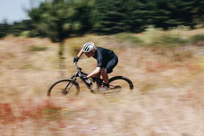 Im Downhill bleiben die Veränderungen am neuen Specialized Epic 8 nicht ohne Folgen. Das Bike steht auf Vollgas - bergauf, wie bergab.