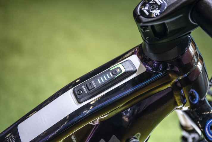 System-Controller heißt dieses LED-Panel des Bosch Smart Systems, das ins Oberrohr eingelassen wird. Fünf LED für den Akku-Stand, eine für die Unterstützungsstufen des E-Bike-Motors.