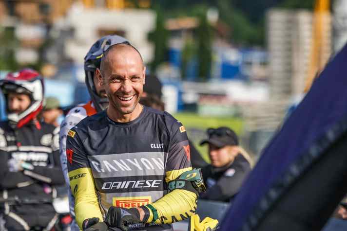 Fabien Barel: “Wenn man sich unsere Zeiten auf den Downhills anschaut, dann ist es erstaunlich, wie schnell und effizient die Bikes sind. Ich sehe eine großartige Zukunft für E-Bike-Rennen und ein riesiges Interesse der Industrie und auch der Endverbraucher. Dass wir mit dem Rennformat jetzt Teil des Weltcups sind, ist wichtig und ein fantastisches Gefühl.”