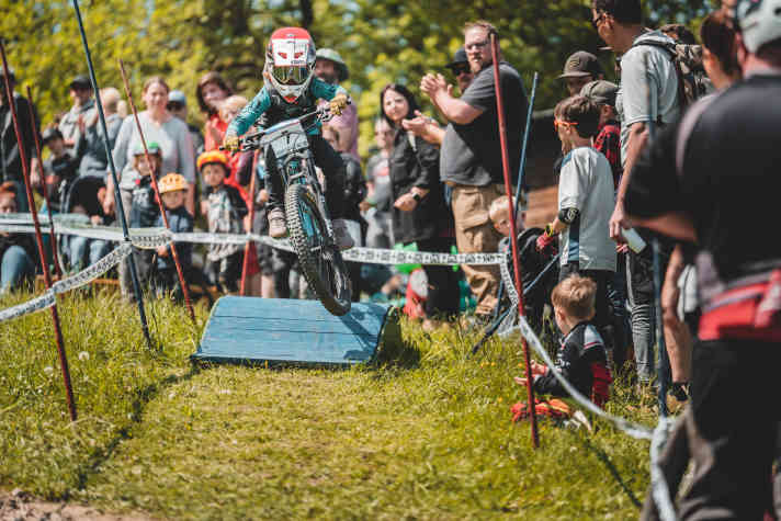 Sieht man von der Körpergröße ab, könnte man meinen unter den Helmen der Kids-Cup-Teilnehmer steckten ausgewachsene Profis.