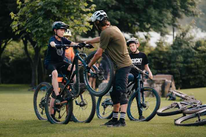 Beim Family Bike Derby lernt die Jugend die Fahrtechnik von echten Profis und ist damit schon bald schneller als die Erwachsenen.
