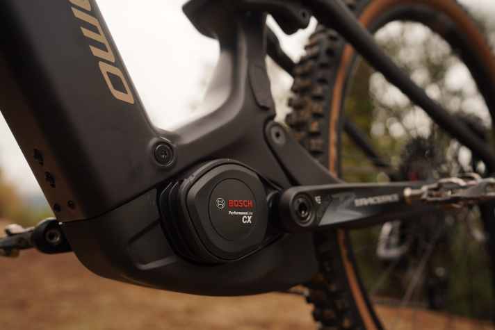 Das Megamo Flame CRB ist das zweite E-MTB der Spanier mit dem neuen Bosch Performance CX. Der Akku ist fest im Unterrohr verbaut, das soll Gewicht sparen.