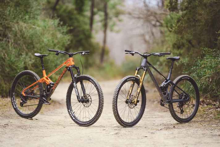 Rockshox gegen Fox: Mit zwei baugleichen Mondraker Foxy Bikes wollten wir herausfinden, welcher Hersteller aktuell das beste E-Fahrwerk baut.