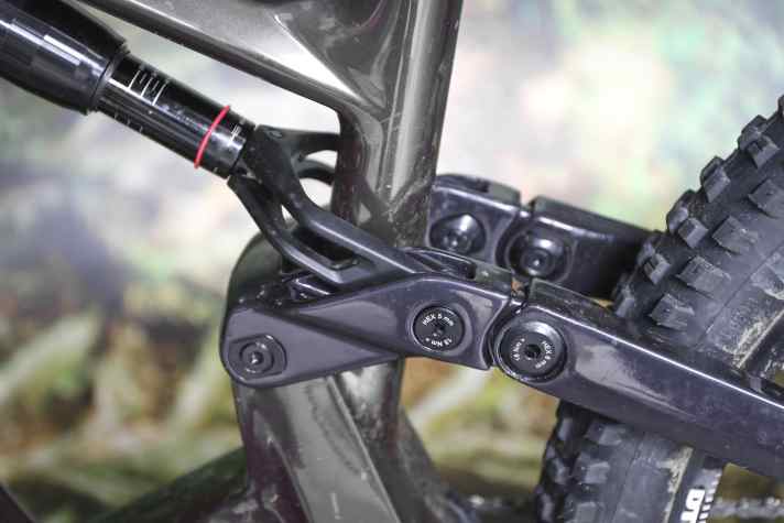 Nicht nur der Hauptrahmen, auch Hinterbau und Umlenkhebel sind am neuen Uproc X aus Carbon. Der Rahmen ist wertig verarbeitet und robust ausgelegt.