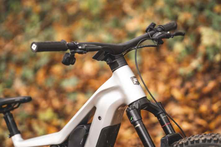 Will man die Lenkzentrale tiefersetzen, kann man wegen der integrierten Kabelführung und der speziellen Vorbaukonstruktion nicht einfach Spacer nach oben setzen, sondern muss den Gabelschaft kürzen. Auch die Cockpit-Einheit aus Carbon raubt Flexibilität beim Feintuning auf die persönlichen Vorlieben.