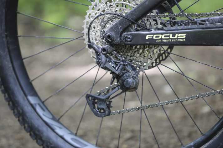 Mit der Shimano XT arbeitet am Focus Jam² eine solide Schaltung. Ebenfalls im Bild: Einer der Flipchips für die Verstellung der Hinterbaulänge.
