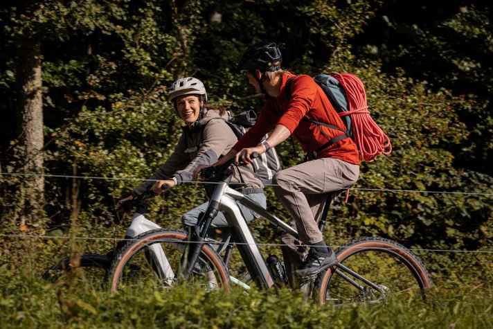 Abenteuer Allrounder: Focus platziert das Jarifa² als ideales Multitool für Outdoorsportler. Zum Beispiel als Zustiegsexperte beim Wandern oder Klettern.