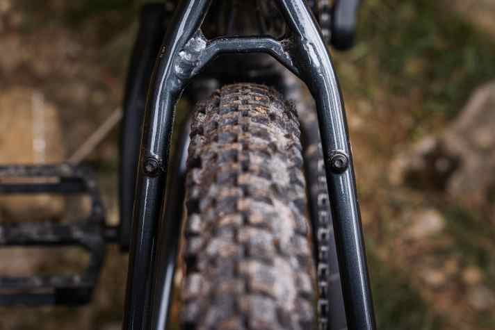 Am Alu-Hinterbau des Focus Jarifa² kann ein solider Gepäckträger, Seitenständer und Schutzbleche montiert werden.