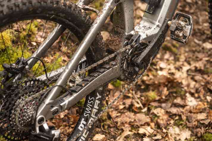 Großflächig, gut dämpfend und solide: Der Kettenstrebenschutz geht nahtlos in die Abdeckung zwischen Hauptrahmen und Hinterbau über.