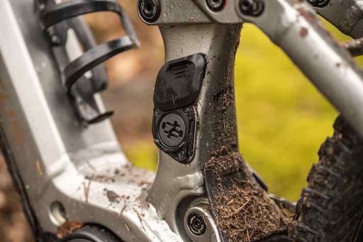 Der Verschluss für die Ladebuchse sitzt eng am Rahmen. Das verringert die Gefahr, dass die Klappe abbricht. Auch im Betrieb mit Range-Extender ist alles aufgeräumt.