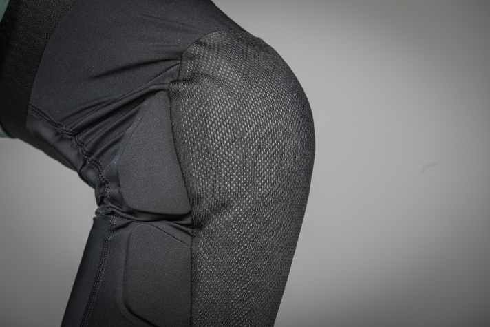 Dank der Kniefläche aus abriebfestem SuperFabric bleibt der Fox beim Sturz weniger am Boden hängen.