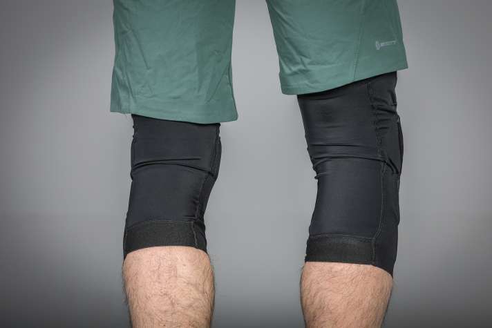 Nur an der Rückseite kommt etwas frische Luft ans Knie. Die Vorderseite ist sehr robust gehalten.