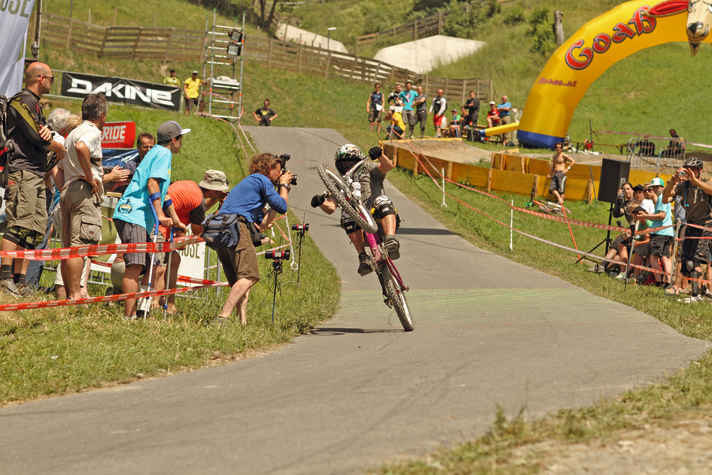 Mit Vmax durch die Radarfalle: Wheelie-King Bobby Root beim Speed-Wheelie-Contest in Saalbach Hinterglemm. | www.larsscharlphoto.com