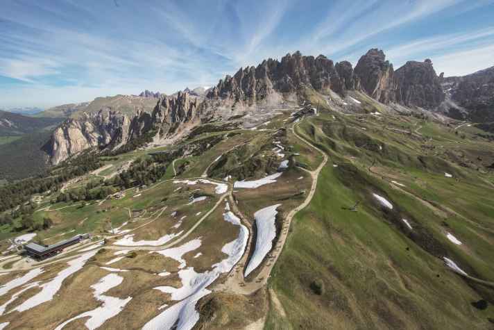 Von morgens früh bis abends spät durch grandiose Landschaften, wie hier auf der Sella Ronda Hero Runde - auch das macht den Reiz eines Mountainbike Marathons aus.