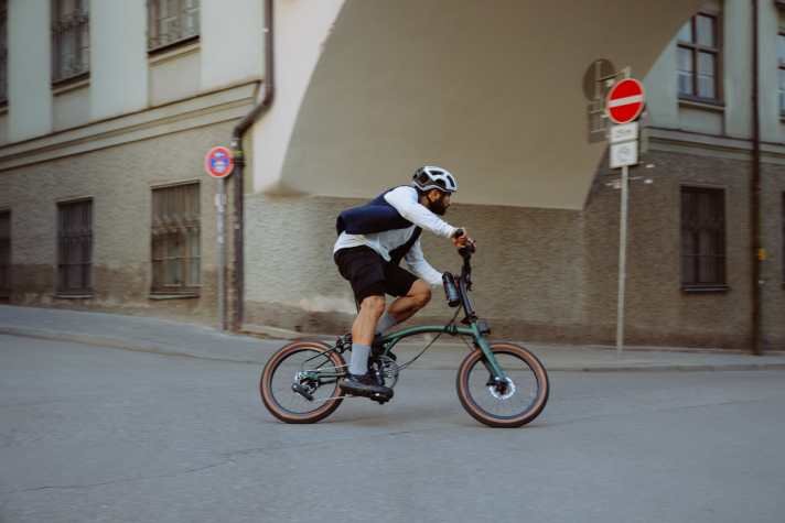 Mit den neuen 20-Zoll-Reifen kann man sich mit der Brompton G Line auch mal richtig in die Kurve legen.