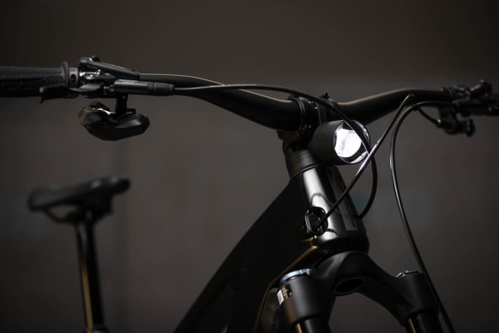 Üblich bei Flyer: Unter dem Lenker kann optional ein Frontlicht über einen magnetischen Monkey-Link-Adapter mit dem Haupt-Akku des Bikes verbunden werden.