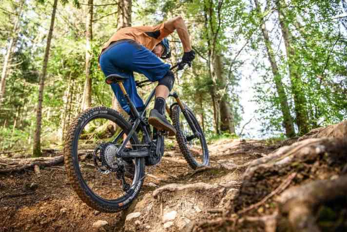 Technisch anspruchsvolle Kletterpassagen sind die klare Stärke des sportlichen Performance CX. Beim entspannten Rollen auf Tour gibt’s von Shimano und Brose teils etwas mehr Leistung.