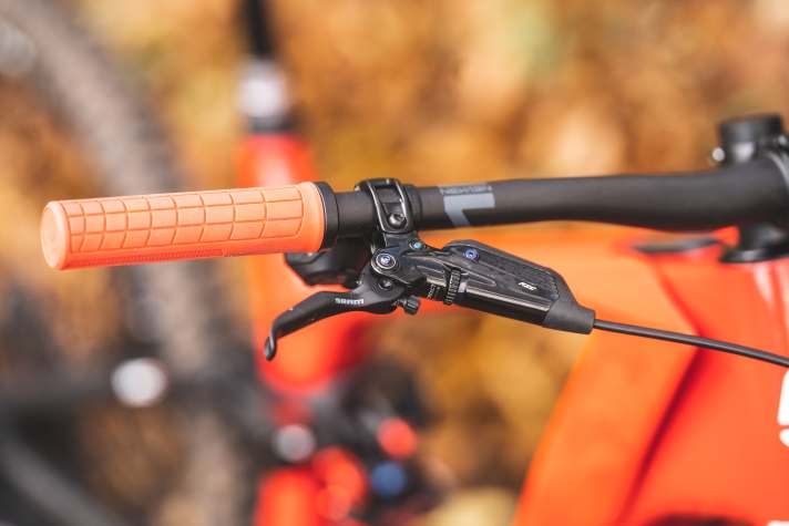 Die Sram Code RSC entstammen nicht der aktuellsten (Stealth)-Modellinie. Auf die superkräftigen Maven-Stopper von Sram verzichtet Gasgas.