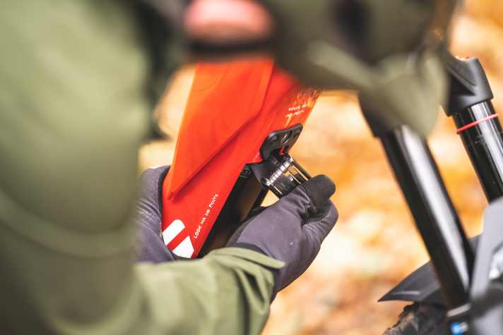 Die Batterie mit 630 Wattstunden wird mit einer Schraube klapperfrei in der Halterung fixiert. Ein Schloss gibt es nicht.