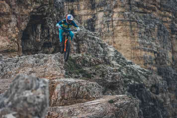 Gee Atherton testet den Proxim Nembo im extremen Gelände
