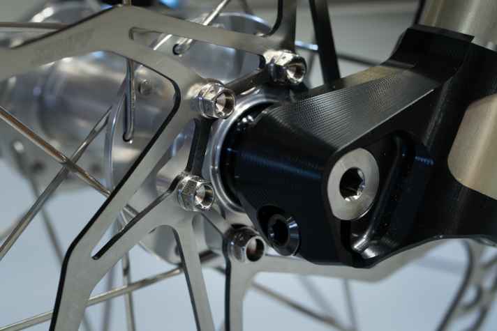 Titanschrauben von METI aus Italien fixieren die 203er-Trickstuff Dächle UL Bremsscheiben.