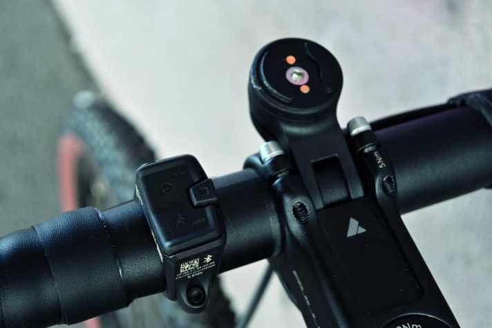 Praktisch: Der MonkeyLink-Adapter am Lenker für Licht und anderes liefert gleich den Strom mit.