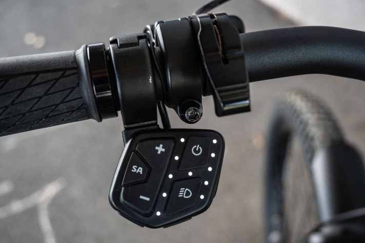 Gut zu bedienen und etwas verspielt beleuchtet: Motor-Bedienpanel am Stormguard.