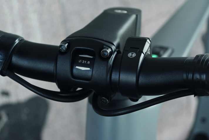 Kabel und Züge verschwinden unter dem Vorbau, das kleine Bedienpanel sitzt auf dem Oberlenker.